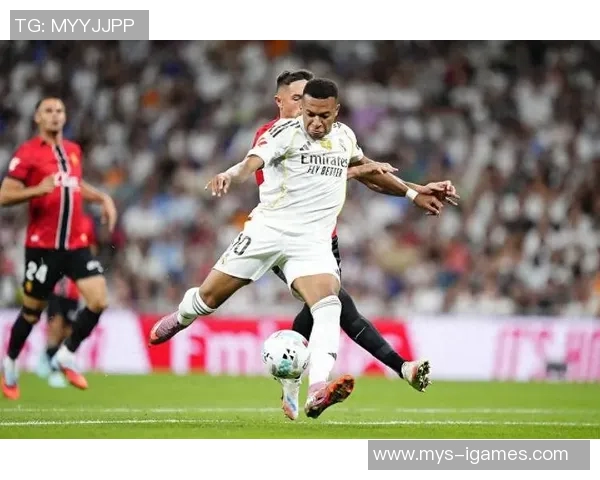 3场3球,姆巴佩当选皇马8月最佳球员并领取奖杯 3场3球,姆巴佩当选皇马8月最佳球员并领取奖杯