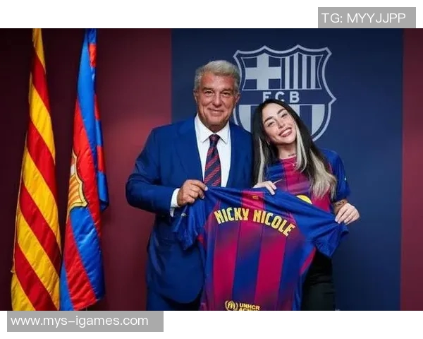 女友现场观战,亚马尔欧冠进球后送出飞吻 女友现场观战,亚马尔欧冠进球后送出飞吻